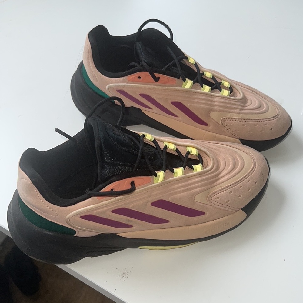 Adidas OZELIA Sneakers in Halo Blush Sonic Fuchsia
